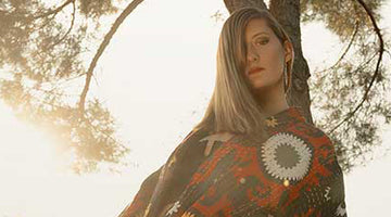 Safree: yo me he criado entre mujeres, por eso he aprendido que una mujer puede llevar una casa sin problema, que una mujer puede luchar y labrar su destino sin problema.