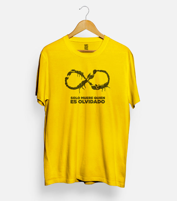 Camiseta de Vis a Vis Solo muere quien es olvidado
