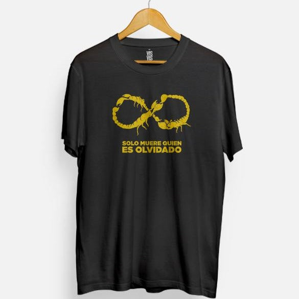 Camiseta de Vis a Vis Solo muere quien es olvidado