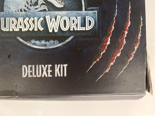Jurassic World Deluxe Kit, caja dañada